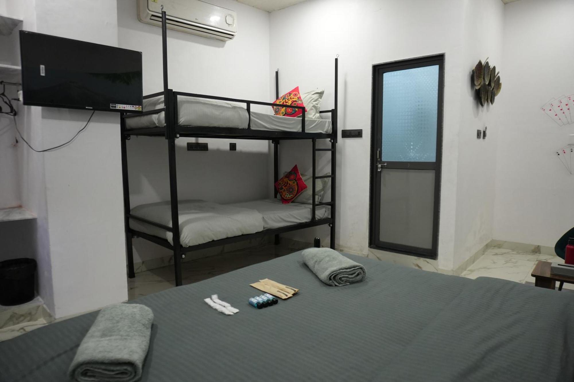 Funky Backpackers Hotel Udaipur Exterior photo